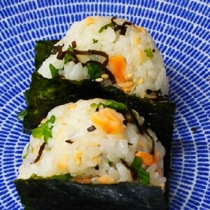 食欲でないときは～鮭＋塩昆布＋大葉＋胡麻のおむすび